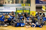 I giocatori della Laumas Gioco Parma festeggiano il ritorno in Serie A