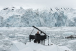 Ludovico Einaudi suona nel Mar Glaciale Artico (fonte: Greenpeace)