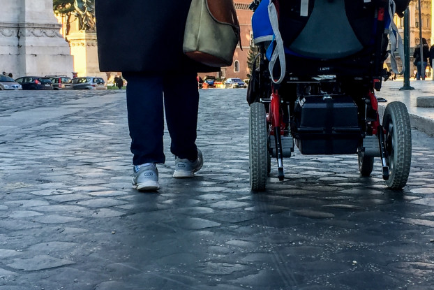 Una volontaria accompagna un utente con disabilità (foto di Dorka Erős)