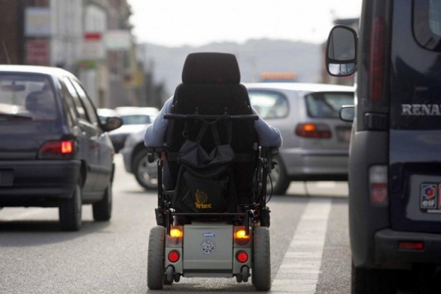 Multato per eccesso di velocità, in sedia a rotelle.