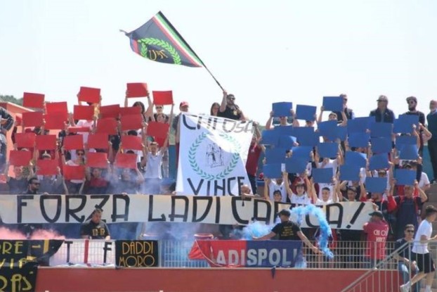 Ultras del Ladispoli con lo striscione: "Chi osa, Vince!" famoso motto del ventennio fascista