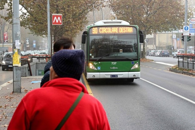 La fermata del filobus di viale Romagna-largo Rio De Janeiro a Milano (fonte: La Repubblica)