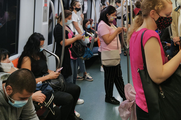 Passeggeri nella metro A (foto di Lucia Romani)