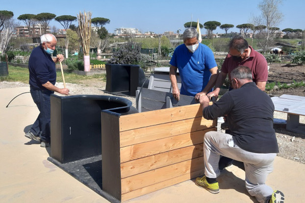 Montaggio di una postazione accessibile di orto sociale